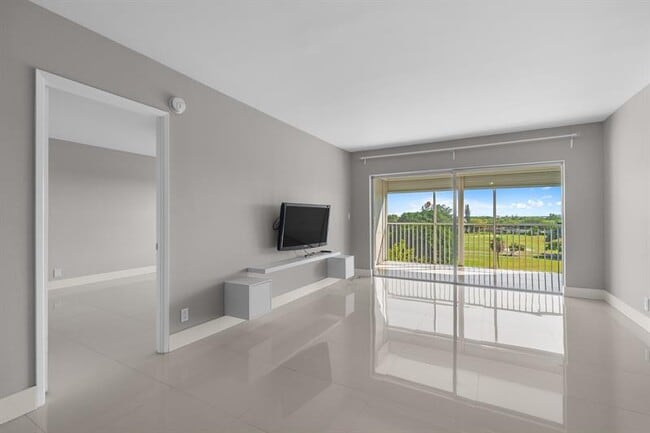 Building Photo - 3050 N Palm Aire Dr