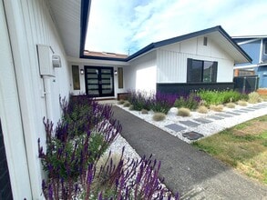 Building Photo - Charming and One of a Kind Three Bedroom