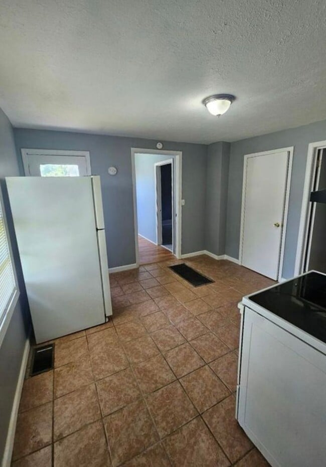 Building Photo - Updated 3BR house in West Louisville-Secti...