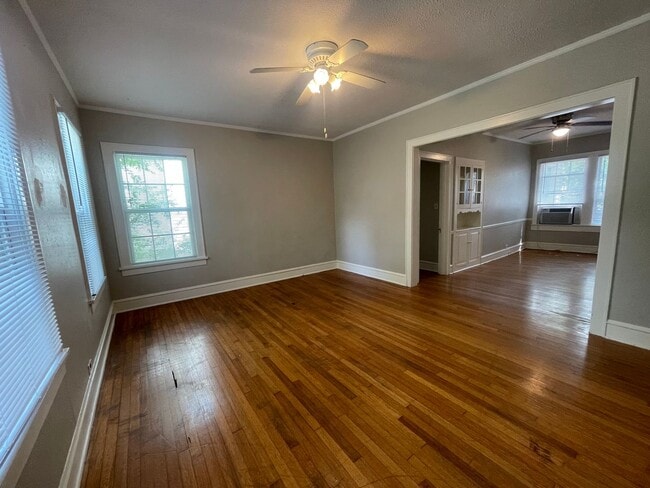 Building Photo - Charming Down Stairs Apartment In South Highland