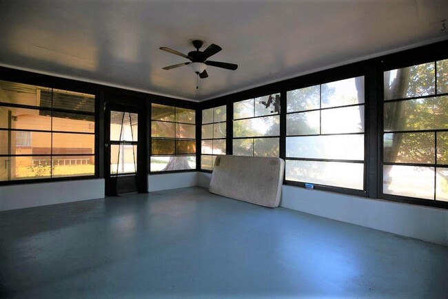 Building Photo - 124 Lakeview Dr