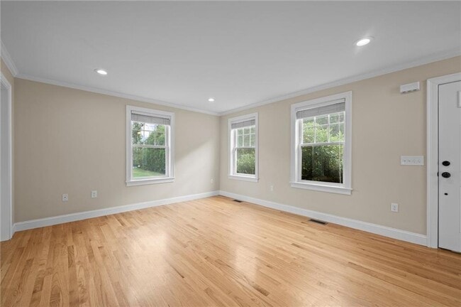 Building Photo - 20 Vanderbilt Ln