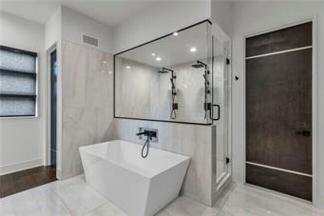 Building Photo - {5842} Luxury Rental in Forrest Ridge Esta...