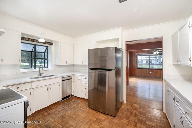 Building Photo - 42 N Fernwood Dr