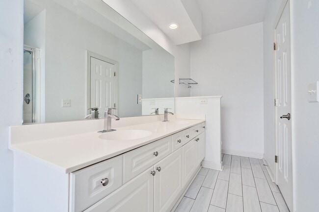 Building Photo - Luxury Living in Mt. Pleasant’s Ellington ...