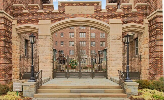 Building Photo - 275 Engle St