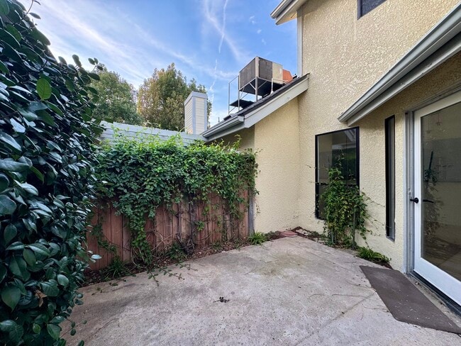 Building Photo - 983 E Foxhill Dr