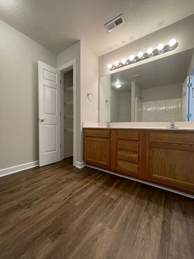 Building Photo - Splendid on Springwood