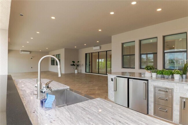 Building Photo - 13125 Casabella Dr