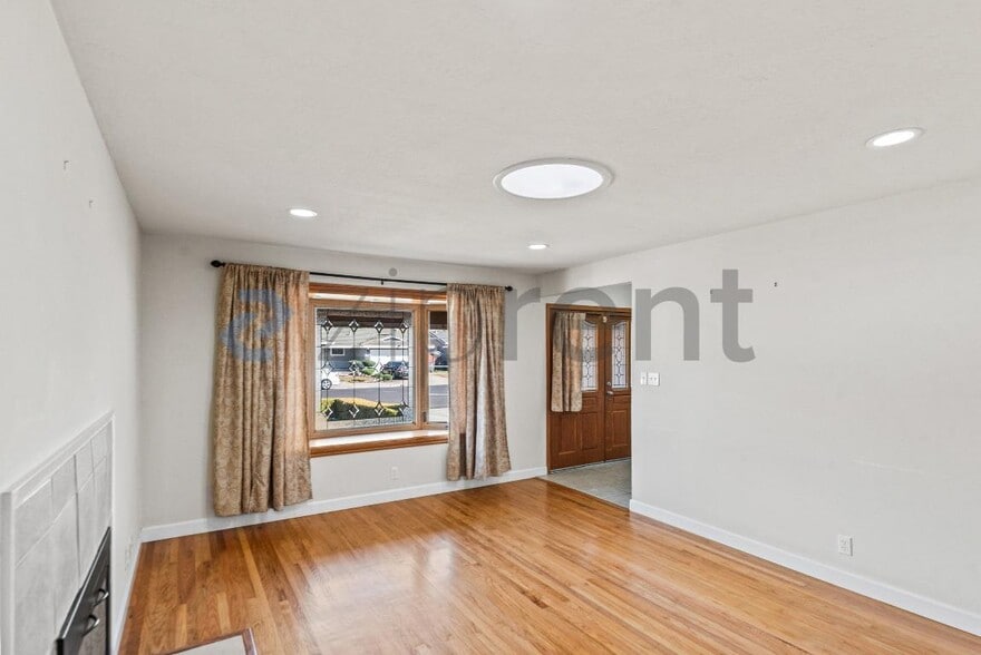 Building Photo - Unit