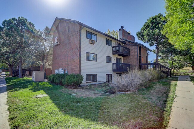 Building Photo - Penthouse level condo with views of canal and trail!