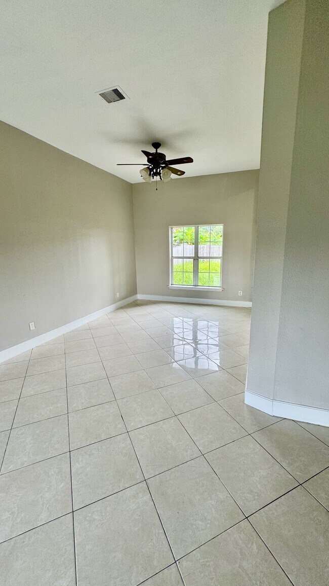 Building Photo - 4415 Tulip Ln