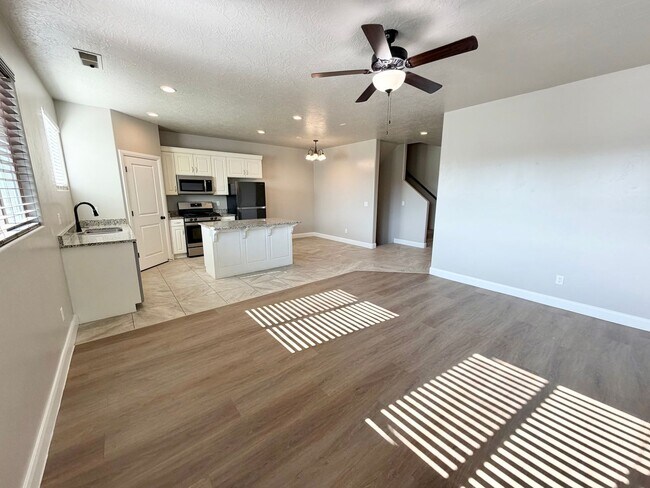 Building Photo - 355 W 200 S