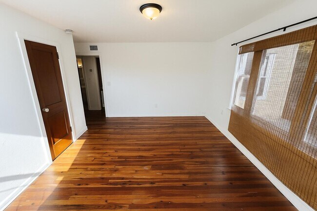 Building Photo - 415 6th Ave N