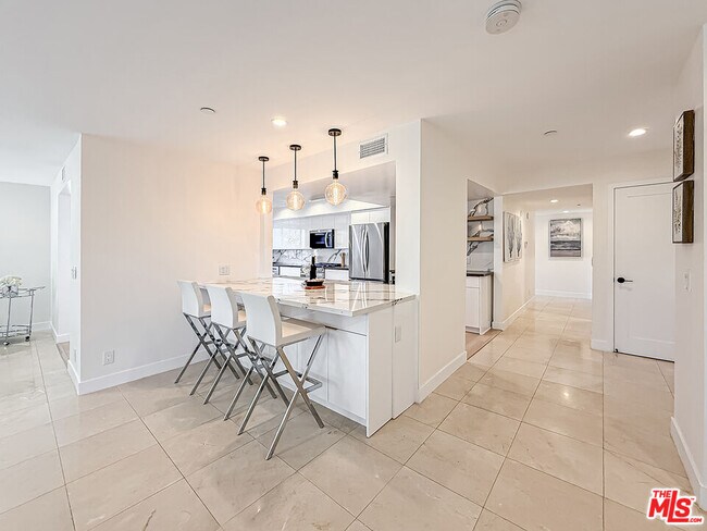 Building Photo - 1133 5th St