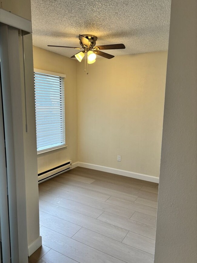 Building Photo - NEWLY REMODELED CONDO - 1 BED/1 BATH UPSTA...