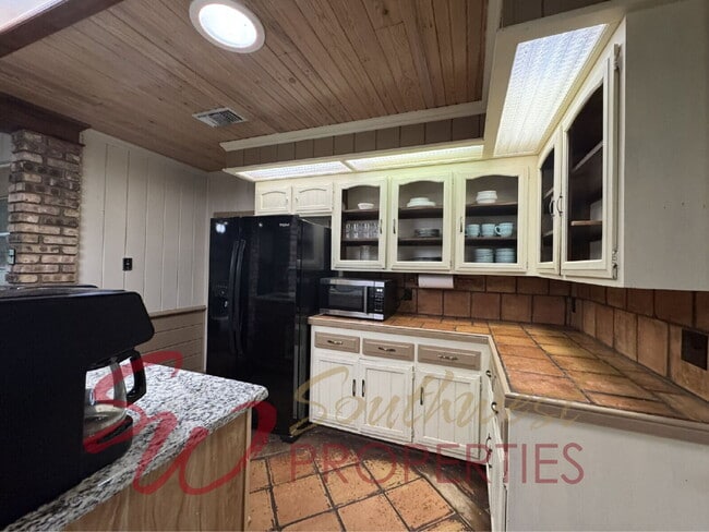 Building Photo - 2 bedroom 2 bath on a 12 acre paradise!