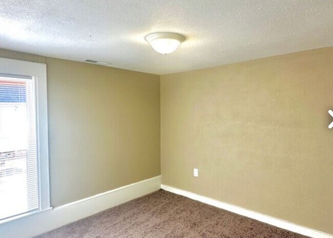 Building Photo - Spacious 1 Bedroom Apartment Ready to be y...