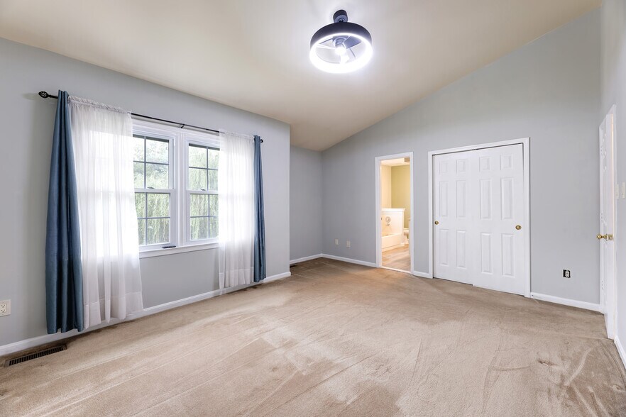 Building Photo - 8010 Old Parsonage Ct