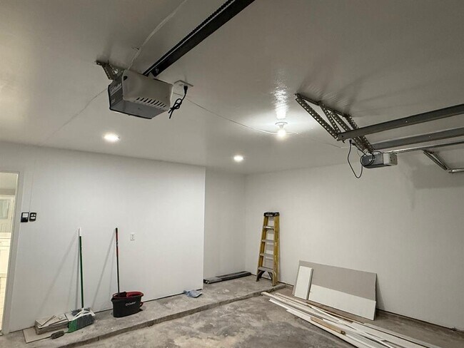 Building Photo - 2812 Forest Hills Dr