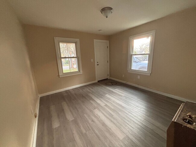 Building Photo - 404 E 19th St