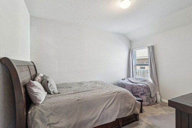 Building Photo - Spacious 1.5 Story Home with a Versatile Floorplan