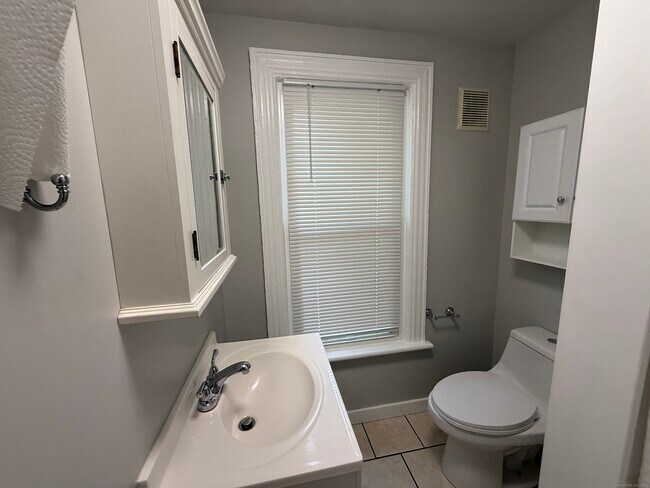 Building Photo - 37 Quintard Ave