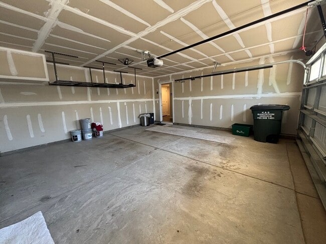 Building Photo - Spacious 5-Bedroom Home in Dillon Lakes