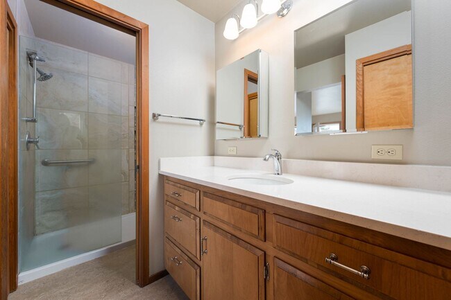 Building Photo - Beautiful home with views and in a gated c...