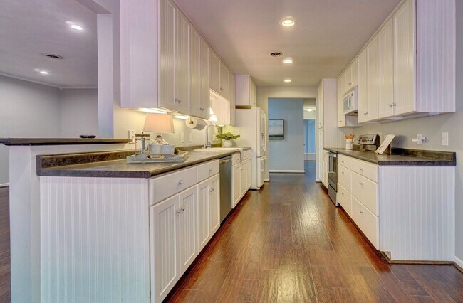 Building Photo - Fabulous 4-Bedroom Great Neck Home Ready 0...