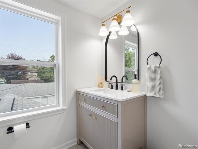 Building Photo - 1027 S Wilson Ave