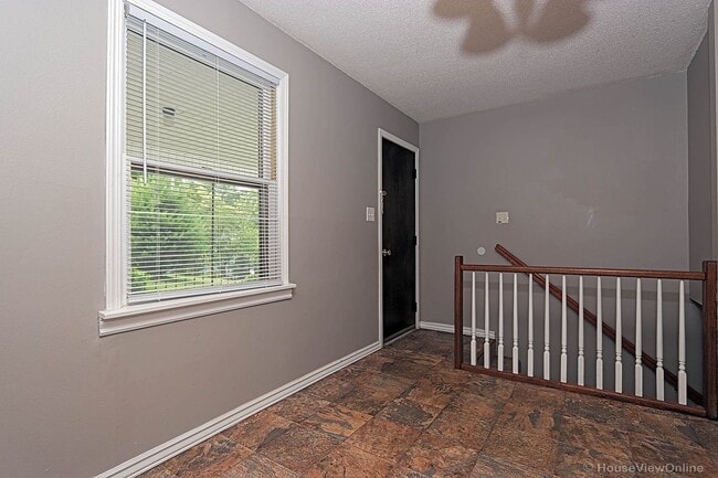 Building Photo - House Close To Campus!