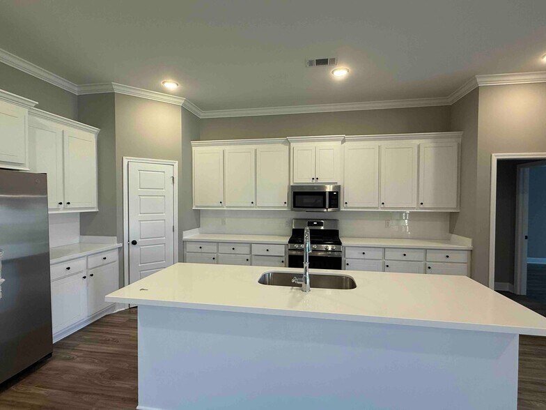 Building Photo - 573 Patrick Farms Dr