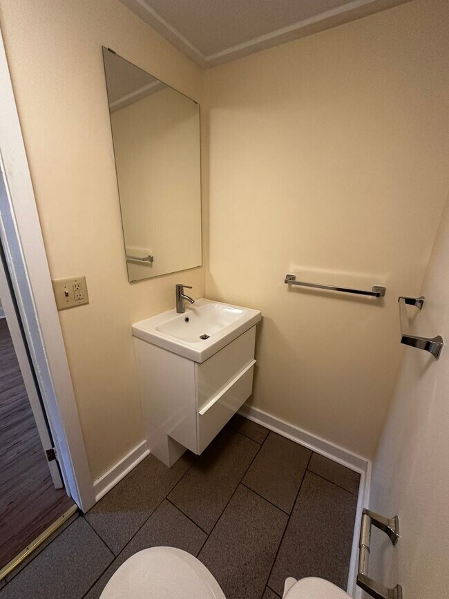 Building Photo - 9 Lakeview Terrace