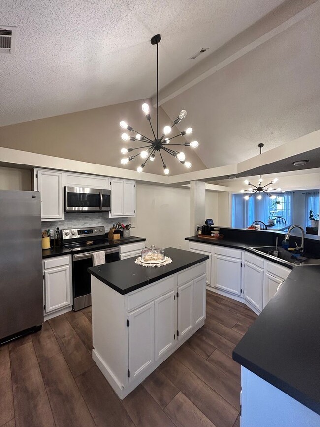 Building Photo - 4 bedroom 2 bathroom home in Hunters Chase...