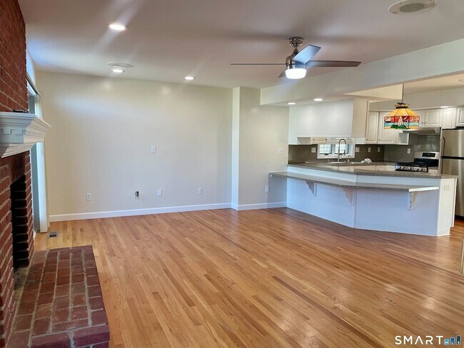 Building Photo - 283 Cosey Beach Ave