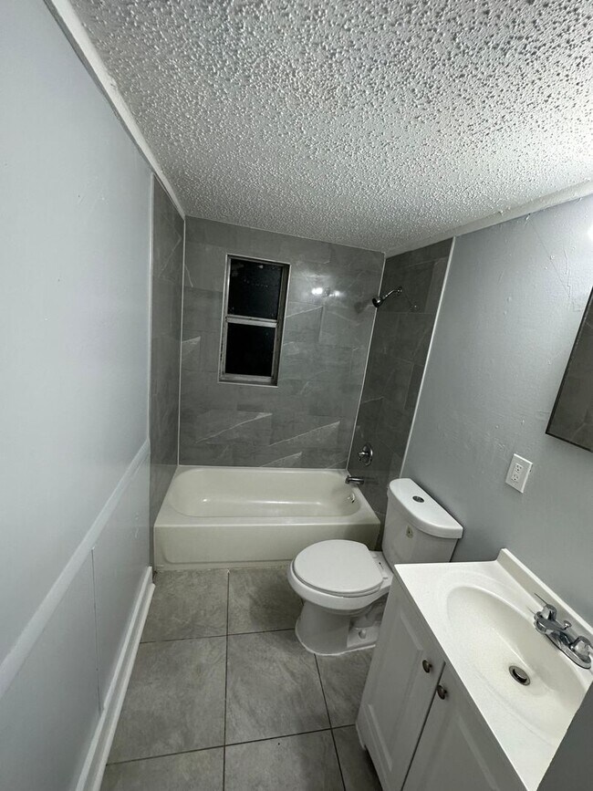 Building Photo - Fully Renovated 3/1 Single Family Available Now!