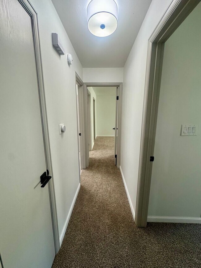 Building Photo - Updated 2 Bedroom CONDO with AC, centrally located