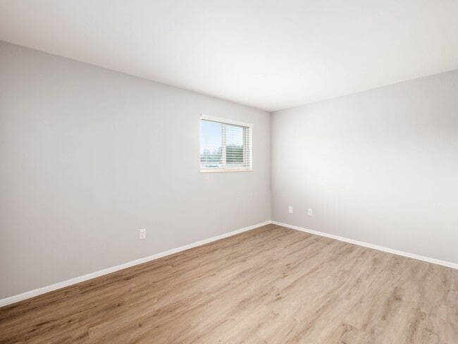 Building Photo - 593 Riverview Dr