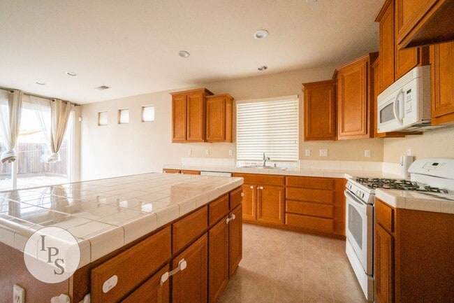 Building Photo - North East Fresno ‘Like New’ Home, 3BR/2BA, Built 2008 - Lots of Amenities!