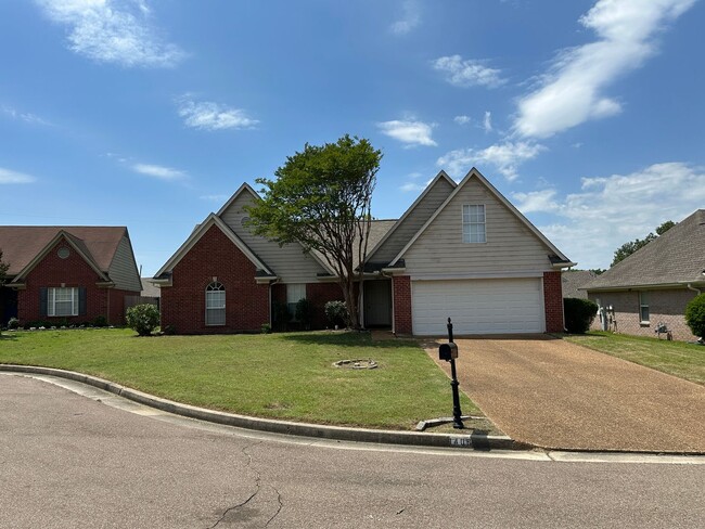 Building Photo - Bright open 3BR/2ba with bonus, 1900 sq feet!  Pets are owner's approval, fees apply.