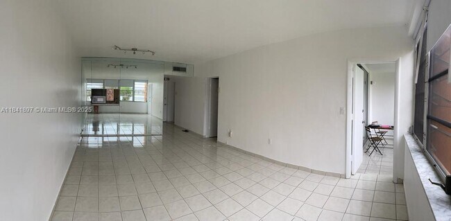 Building Photo - 1591 NE Miami Gardens Dr