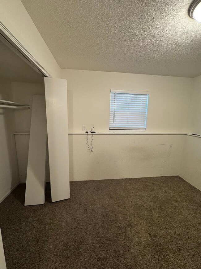 Building Photo - 4335-4335 W Bethany Dr