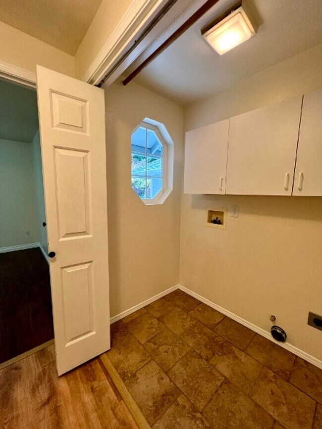 Building Photo - Renovated 3BD w/ Large Shop