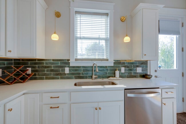 Building Photo - 615 E 33rd St