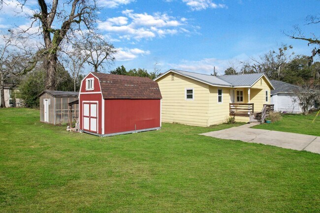Building Photo - 3 bedroom 1 bath house in Midtown available Mid- August