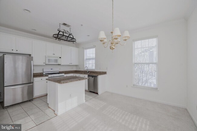 Building Photo - 5108 English Terrace