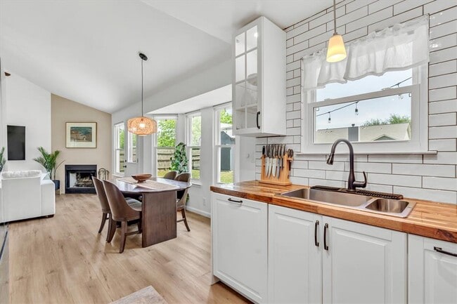 Building Photo - 206 Quail Cir