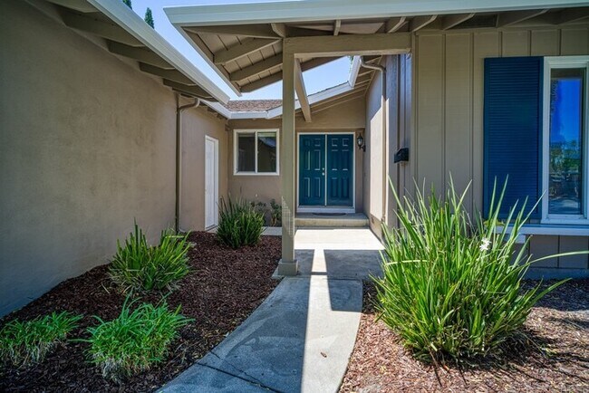 Building Photo - AVAILABLE NOW - 3Bed/2Bath Home for rent i...