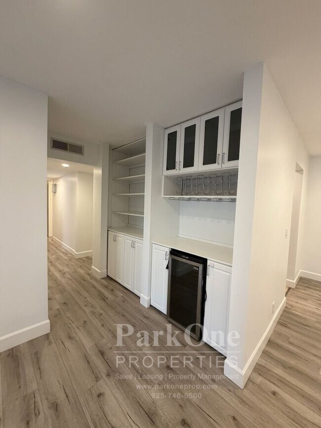 Building Photo - Spacious Condo Near Downtown Walnut Creek Available Now!